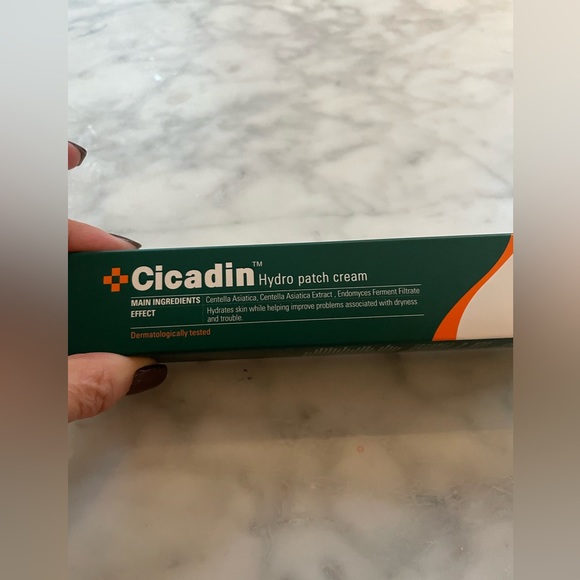 Cicadin Hydro patch cream
+ 7 hydrating face masks - Picture 4 of 6